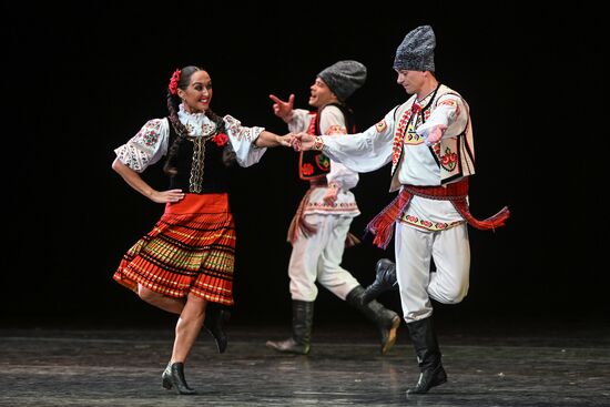 Russia Entertainment Moiseyev Folk Dance Ensemble