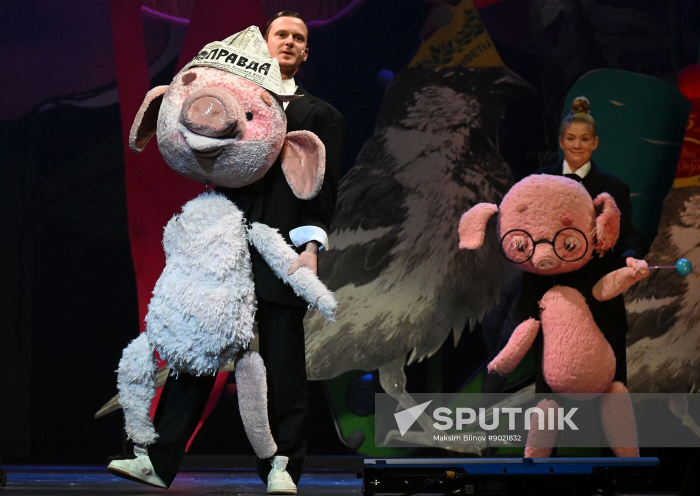 Russia Theatre Three Little Pigs