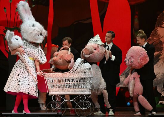 Russia Theatre Three Little Pigs