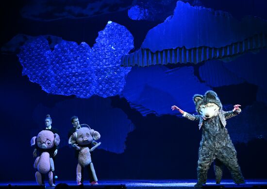 Russia Theatre Three Little Pigs