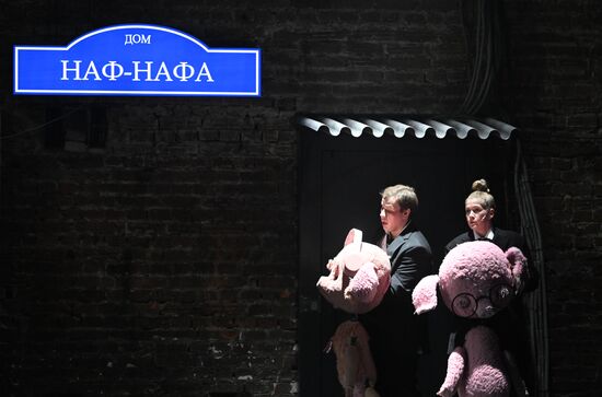 Russia Theatre Three Little Pigs