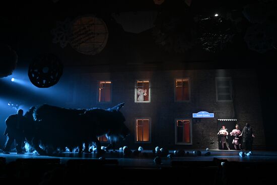 Russia Theatre Three Little Pigs