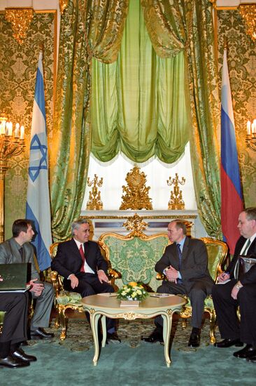 Russian President Vladimir Putin and Israeli President Moshe Katsav