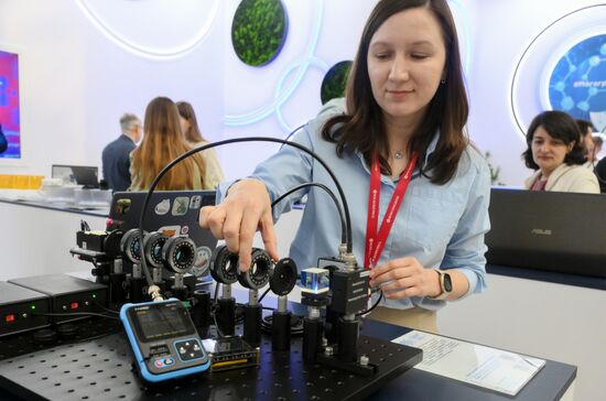 The 2025 Young Scientists Congress. Demonstration of a portable metalens-based sensor at the MIPT stand Credit is mandatory when using the photo. Location: Russia, Federal territory 'Sirius'. Author: Evgeny Biyatov. 2025 Young Scientists Congress