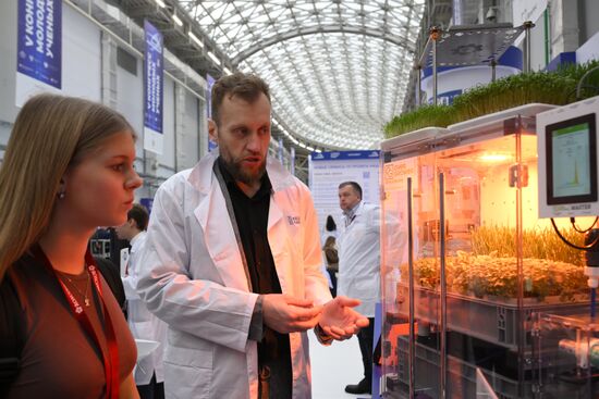 The 2025 Young Scientists Congress. The Nasha Laba (Our Lab) stand. Credit is mandatory when using the photo. Location: Russia, Federal territory 'Sirius'. Author: Vladimir Astapkovich. 2025 Young Scientists Congress