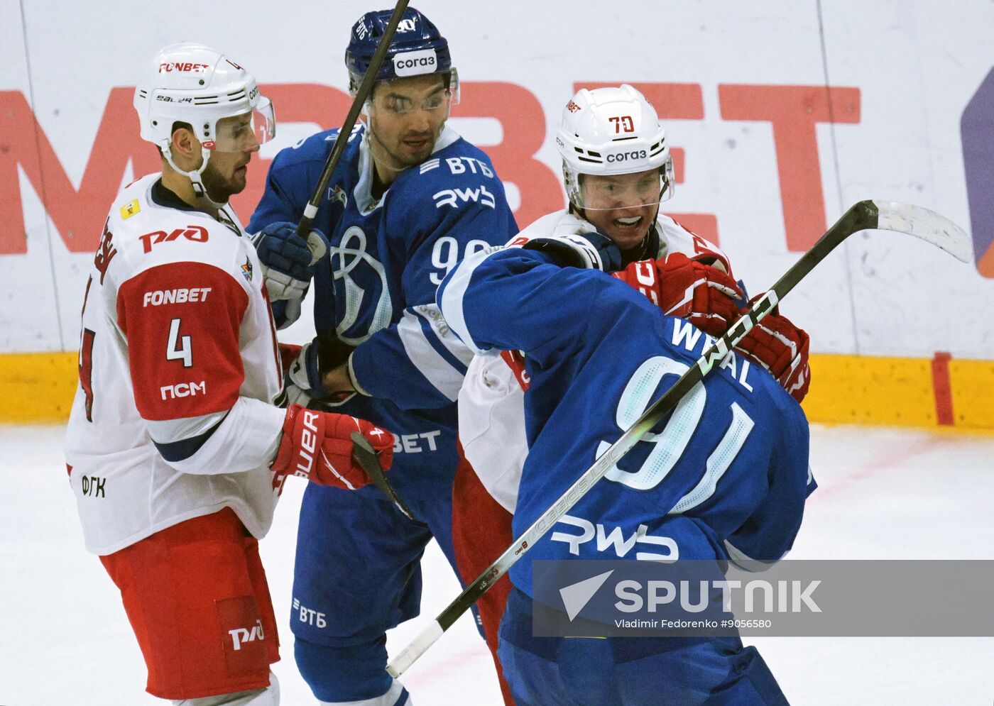 Russia Ice Hockey Kontinental League Dynamo - Lokomotiv