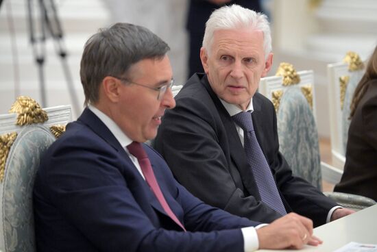 President Vladimir Putin meets with Young Scientists Congress participants