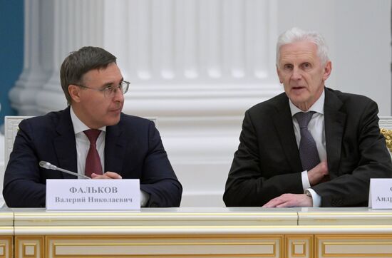 President Vladimir Putin meets with Young Scientists Congress participants