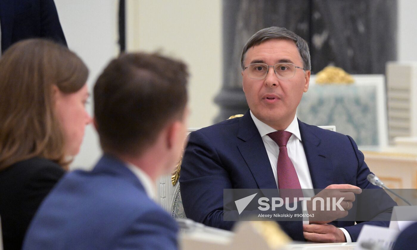 President Vladimir Putin meets with Young Scientists Congress participants