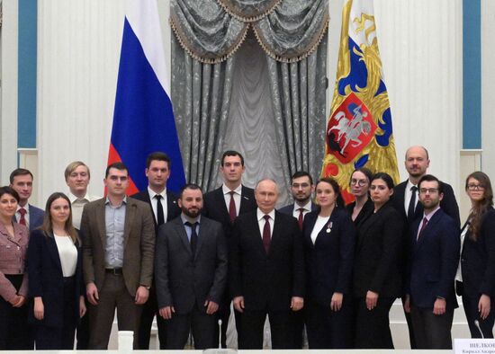 President Vladimir Putin meets with Young Scientists Congress participants