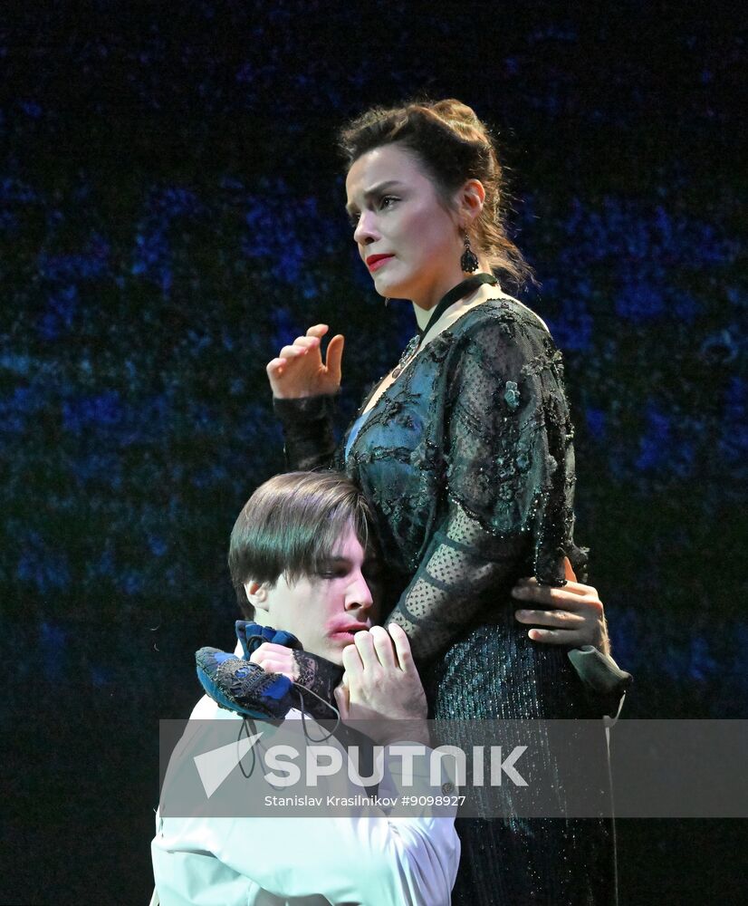 Russia Theatre Carefree Ones