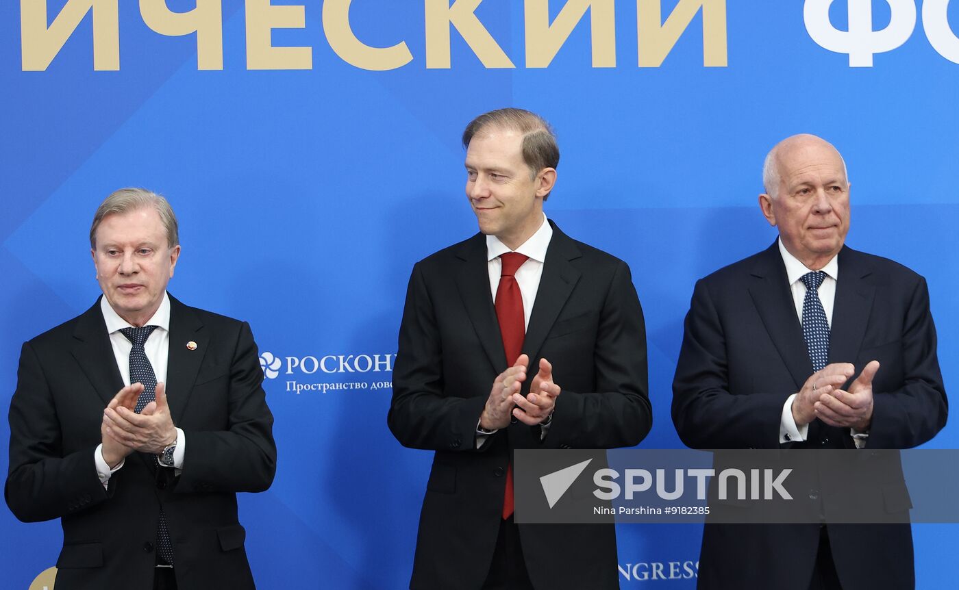 SPIEF-2026. A ceremony to award type certificates for the Il-114-300 aircraft and PD-8 engine