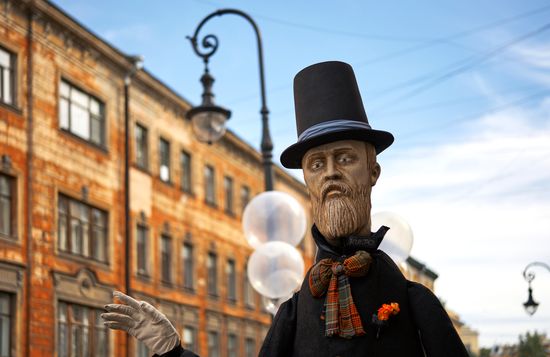 Russia Giant Puppets Walk