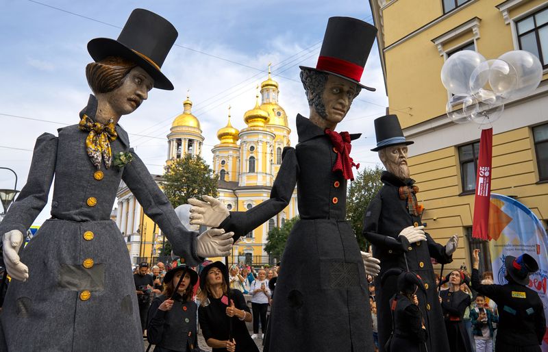 Russia Giant Puppets Walk