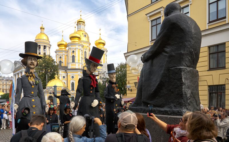Russia Giant Puppets Walk