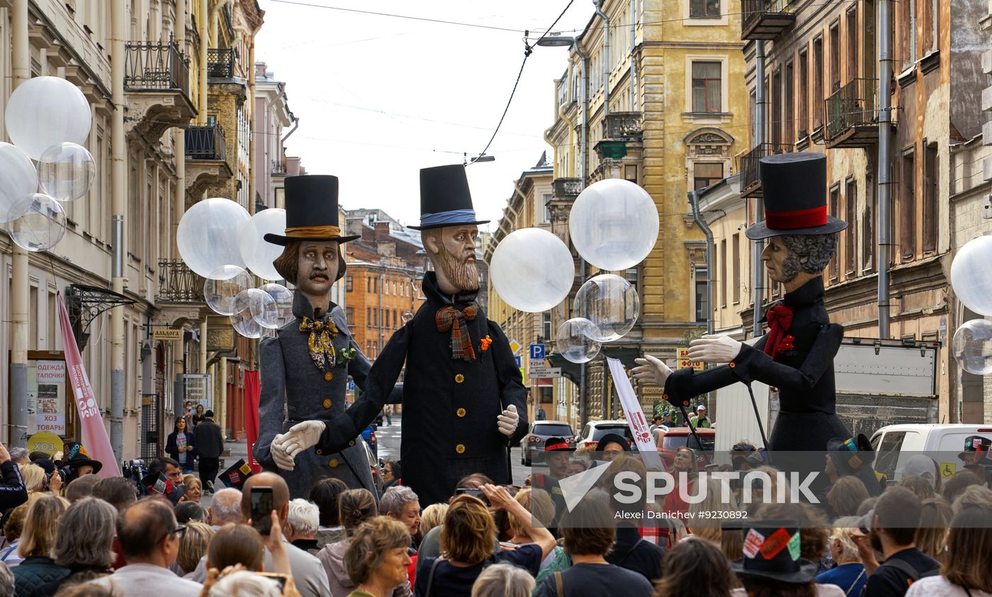 Russia Giant Puppets Walk