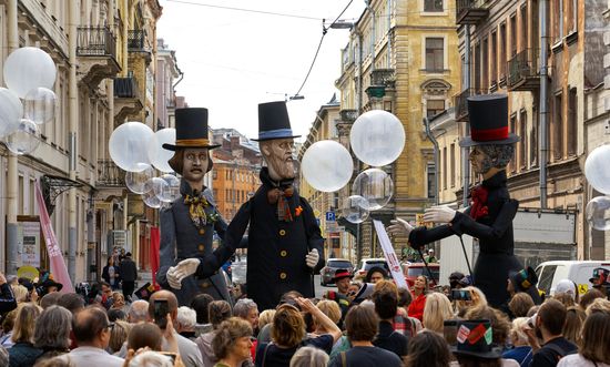 Russia Giant Puppets Walk