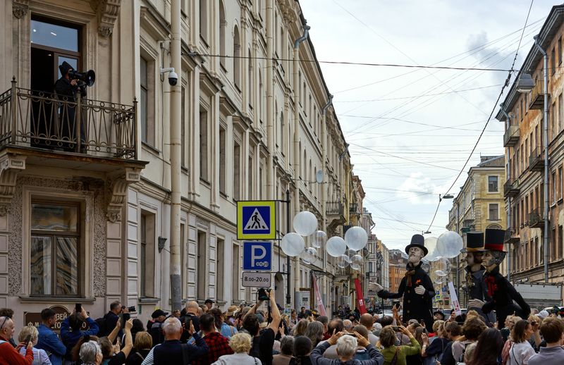 Russia Giant Puppets Walk