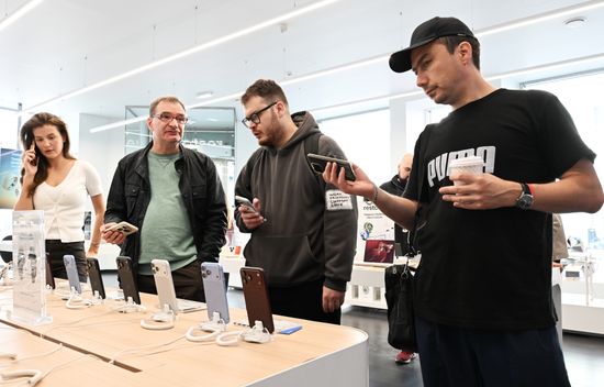 Russia Apple New iPhone Sales