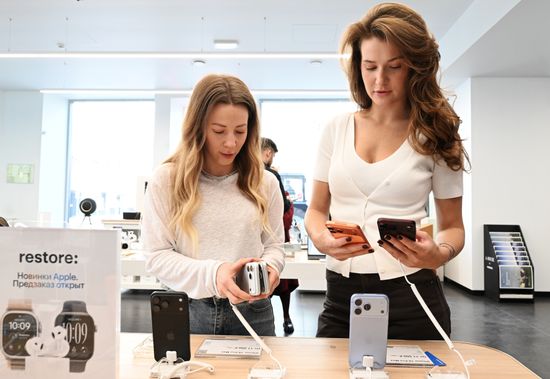 Russia Apple New iPhone Sales