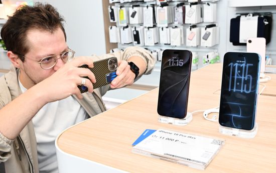 Russia Apple New iPhone Sales