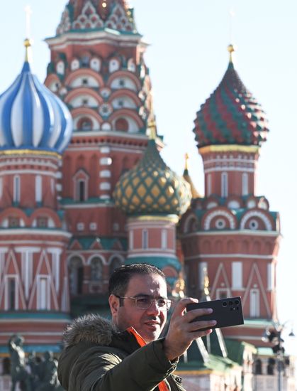 Participants in the Russia-Africa Media Forum during a walking tour in Moscow. Location: Russia, Moscow. Author: Kirill Kallinikov/Sputnik. Walking tour for Russia-Africa Media Forum participants