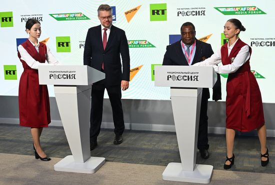Rossiya Segodnya Director of International Cooperation Vasily Pushkov, second left, and Zimpapers (1980) Ltd Director for Strategy and Transformation Gorden Tawanda Mwerenga exchange pre-signed agreements during the Russia-Africa Media Forum, which is part of the 3rd Russia-Africa Summit, in Moscow. Location: Russia, Moscow. Author: Alexey Maishev/Sputnik. Russia-Africa Media Forum in Moscow