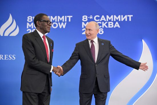 President of Russia Vladimir Putin at the official welcoming ceremony for the heads of delegations participating in the 8th summit of the Gas Exporting Countries Forum in Moscow. Left: President of Equatorial Guinea Teodoro Obiang Nguema Mbasogo. Location: Russia, Moscow. Author: Yuri Kochetkov/Sputnik. President of Russia Vladimir Putin welcomes heads of GECF delegations