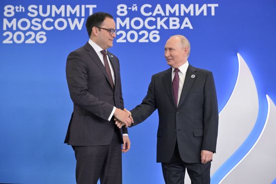 President of Russia Vladimir Putin at the official welcoming ceremony for the heads of delegations participating in the 8th summit of the Gas Exporting Countries Forum in Moscow. Left: Vice President for Economic Affairs of Venezuela Calixto Ortega Sánchez. Location: Russia, Moscow. Author: Yuri Kochetkov/Sputnik. President of Russia Vladimir Putin welcomes heads of GECF delegations