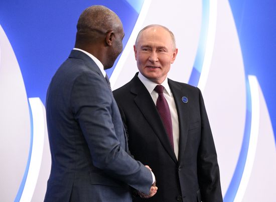 President of Russia Vladimir Putin and Secretary General of the Gas Exporting Countries Forum Philip Mshelbila, left, at the official welcoming ceremony for the heads of delegations participating in the 8th summit of the Gas Exporting Countries Forum in Moscow. Location: Russia, Moscow. Author: Kirill Zykov/Sputnik. President of Russia Vladimir Putin welcomes heads of GECF delegations