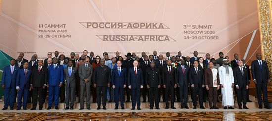 President Vladimir Putin poses for a group photo with participants in the 3rd Russia-Africa Summit and Forum. Location: Russia, Moscow. Author: Alexandr Kryazhev/Sputnik. Russia-Africa Summit and Forum group photo